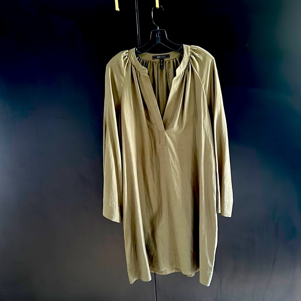 Never worn dress. It’s like a short caftan. Super easy to wear and accessorize.